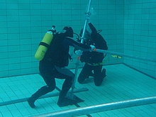 Aufbau einer Gerüsts unter Wasser durch THW-Bergungstaucher (Fotograf: THW Pirna)