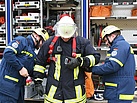Einbinden eines Feuermannes in die PSA durch THW-Helfer (Fotograf: André Jakob)