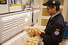 Auch das gehört zur Aufgabe eines THW-Kochs: Tomáš Pác überprüft das Haltbarkeitsdatum von gefrosteten Brötchen. (Fotograf: Susan Schmidt)