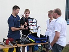 Die Taucher erklären den Sauerstoff-Notfall-Koffer (Foto: André Jakob)