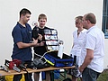 Die Taucher erklären den Sauerstoff-Notfall-Koffer (Foto: André Jakob)