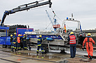 Vorbereitungen für das Einlassen der Boote im Alberthafen mit Hilfe des Krans (Foto: Susan Schmidt)