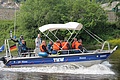 Mehrzweck-Arbeitsboot mit Gästen auf der Elbe (Foto: Susan Schmidt)