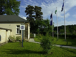 Das Verwaltungsgebäude mit Vorgarten (Kein öffentlicher Zugang möglich)