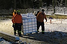 Helfer des THW bringen IBC-Container zum Beschweren der Konstruktion (Fotograf: THW Pirna)
