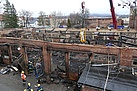 Ausschnitt der Einsatzstelle von oben - Helfer im Arbeitskorb hängend am Kran  (Foto: Susan Schmidt)