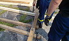 Erstellen einer Holzverbindung (Fotograf: Volker Nicolai / THW Pirna)