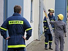Der Umgang mit Leitern wird geprüft (Foto: André Jakob)