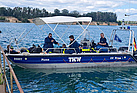 Mit einem MzAB und entsprechendem Personal zu Tauchern und Bootsleuten wurde die Wasserentnahme, welche durch die BPOL erfolgte, abgesichert (Foto: OV Pirna)