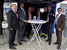Gruppenbild mit MdB Brähmig, MdB Mayer, Dr. von Salisch, Hr. Saathoff (Volksbank) sowie Vereinsmitgliedern und THW-HelfernFoto: André Jakob)