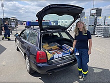 Helferin Nicole mit einer Ladung Gummibärchen und Geschenke im Kofferraum, welche an die Einsatzkräfte verteilt worden   (Foto: ENT SNTH)