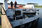Notwendige Dinge werden an die Einsatzstelle am Heck des Schiffs gebracht (Fotograf: THW OV Pirna)