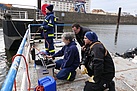 Über eine Videoverbindung können die Helfer dem Hafenmitarbeiter einige Ansichten unter Wasser darbieten  (Foto: Susan Schmidt)