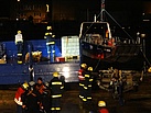 Während die Bergungstaucher warten, wird ein Mehrzweck-Arbeitsboot ins Wasser gekrant (Fotograf: André Jakob)