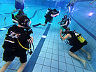 Übungen mit der Vollgesichtsmaske unter Wasser  (Foto: M. Kammann)