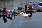 Bergungstaucher bei der Bergung des Boots (Fotograf: THW OV Magdeburg)