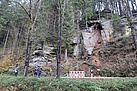 Gut oberhalb der Einsatzstelle zu erkennen: der umgestürzte Baum mit Felsteil (Fotograf: THW Pirna)