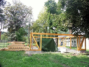 26.8.2006 - Das Holz wurde angeliefert, der Bau beginnt