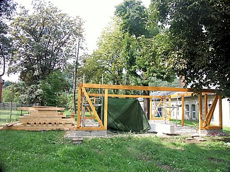 26.8.2006 - Das Holz wurde angeliefert, der Bau beginnt