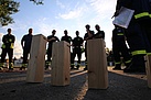 Drei Holzklötze ohne Anfassen galt es zu stapeln (Fotograf: Feuerwehr Heidenau / Medienzentrum Heidenau e. V.)