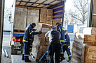 Pirnaer Einsatzkräfte helfen beim Beladen des Radebeuler Fahrzeuges (Fotograf: Sven Rogge / DRK LV Sachsen e.V.)