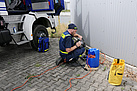 Vorbereitungen zum Transfer der Ausrüstung und Technik mittels Leinen auf den Tank  (Foto: Nietschmann/THW Bufdi)
