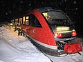 Der Zug in der Schneewehe (Foto: Marko Förster)