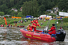 Das Elbeschwimmen wurde von Kameraden der DLRG und Feuerwehr auf 7 Booten abgesichert  (Foto: Susan Schmidt)