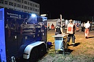Kameraden des THW Radebeul sorgen auf dem Behandlungsplatz für Strom (Foto: Lukas Nebel / THW Radebeul)