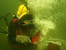 Einsatz der Unterwasserholzkettensäge (Foto: THW/Robert Mayer)