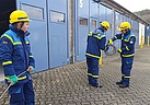 Teamarbeit beim Aufwickeln des Stahlseils  (Foto: Susan Schmidt / BÖ THW OV Pirna)
