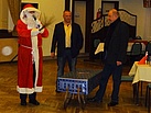 Der Weihnachtsmann überreicht seine Geschenke an den Ortsverband Pirna