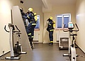 Die Helfer im Geräteraum bei ihren Belastungsübungen  (Fotograf:  THW OV Pirna)