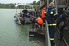 Das Boot nimmt die schwimmende Förderbrücke an den Hacken (Foto: Uwe Bollmer)
