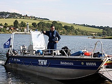 Der Bootsführer erwartet die Gäste (Foto: Maik Horsitzky)