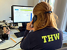 Ein THW Bufdi bei der Arbeit im Recherche-Team zur Nachverfolgung der Infektionsketten (Fotograf: THW Pirna)