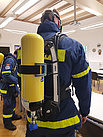 Die neue Ausrüstung wird von den Helfern anprobiert  (Foto: THW Pirna)