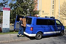 THW-Helfer beim Entladen der Lieferung zu Schutzausrüstung für das Altenpflegeheim Bodelschwingh (Foto: Susan Schmidt)
