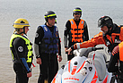 Einweisung und Belehrung durch den Ausbilder zum Führen eines RWCs (rescue water craft) (Foto: Peter Hartebrodt)