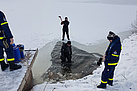 Mit dem Beil wird die Ein- und Ausstiegsmöglichkeit in das Eis gehackt (Fotograf: J. Just)