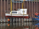 Geschafft: Das Boot hängt am Kran (Fotograf: THW OV Magdeburg)