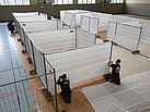 Aufbau einer Abstrichambulanz in Sporthalle des BSZ-T Pirna-Copitz (Fotograf: André Jakob)