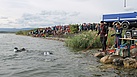 Zahlreiche Zuschauer verfolgen live die Einsatzdemonstration vom Ufer aus (Fotograf: Susan Schmidt / THW Pirna)