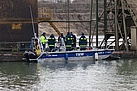 Einsatzkräfte erreichen mit dem Boot  (Fotograf: THW Pirna)
